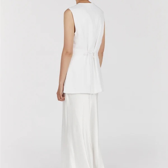 DISSH White Sleeveless Vest - Picture 3 of 6